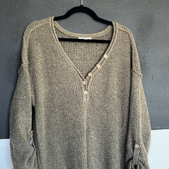 Mine green textured knit 3/4 sleeve shirt with buttoned neckline medium - Picture 2 of 4